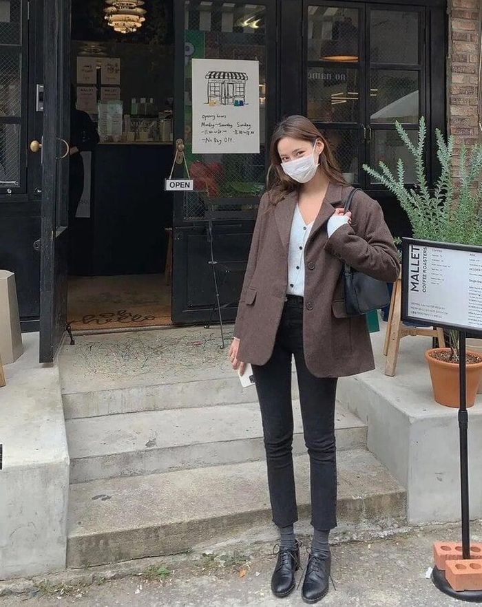 Sự xuất hiện của bộ đôi giày bệt cùng áo khoác sẽ giúp mọi trang phục trở nên thanh lịch.