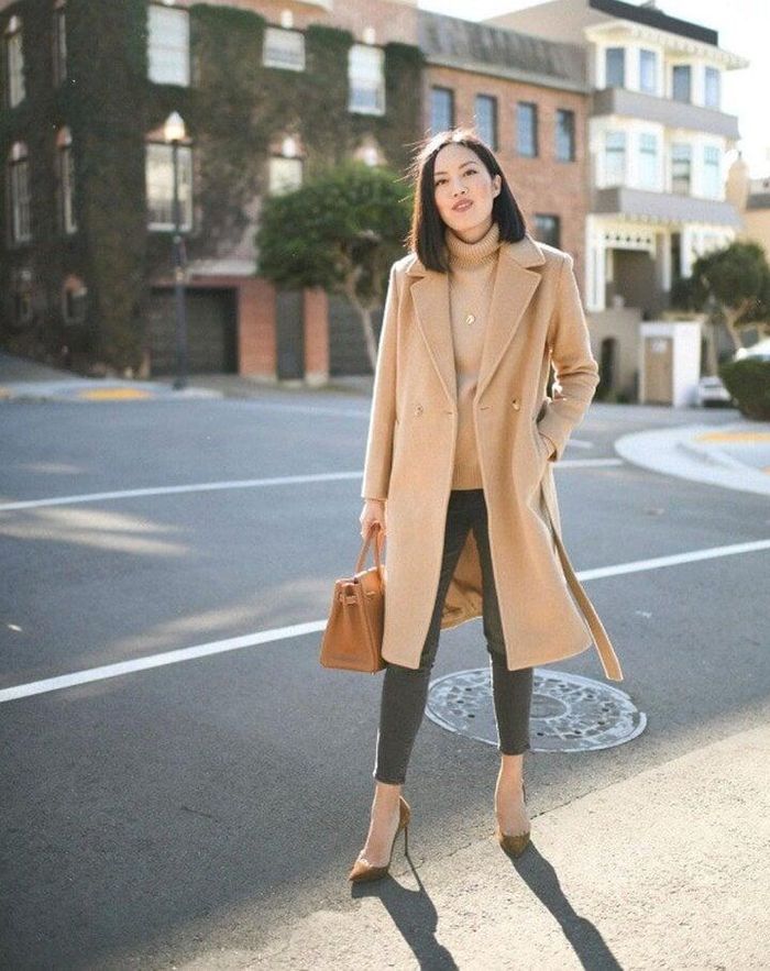Một mẹo nhỏ mà mọi cô gái có thể áp dụng để tổng thể trang phục được hài hòa nhất là chọn giày và áo khoác có cùng tông màu. 