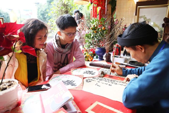 Xin chữ ngày xuân là nét đẹp văn hóa của người Việt.