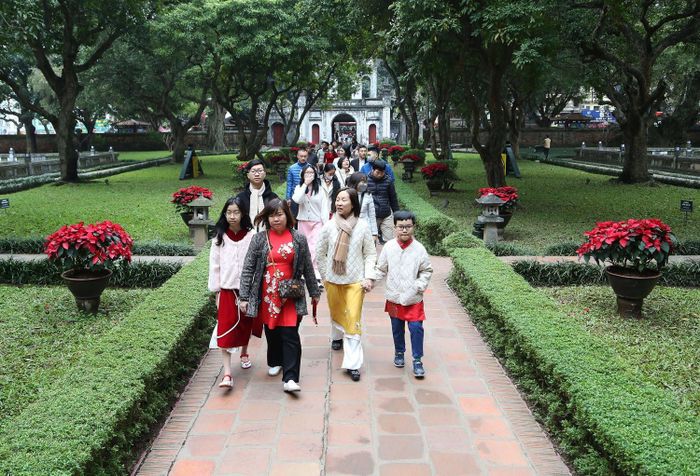Ngay từ sáng sớm, rất đông người dân đã tới Văn Miếu - Quốc Tử Giám.