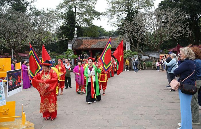 Đội trống chi hội di sản Trần Khát Chân, Tương Mai, Hà Nội tới làm lễ dâng hương đầu xuân.