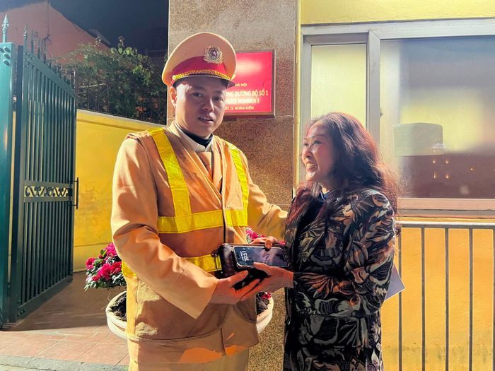 Trao trả tài sản cho người dân bị đánh rơi.