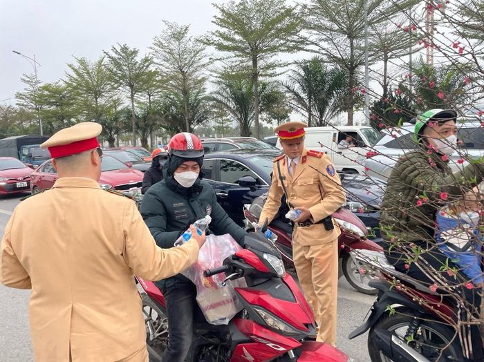 Lập các điểm hỗ trợ người dân về quê.