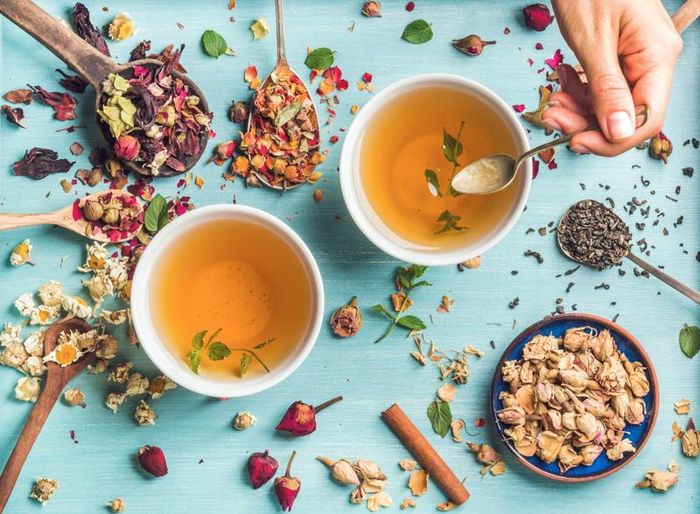 Nên uống trà thảo dược vào buổi chiều để giúp ngủ ngon giấc.