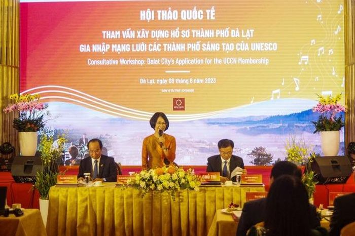 PGS.TS Nguyễn Thị Thu Phương, Viện trưởng Viện Văn hóa Nghệ thuật quốc gia Việt Nam (giữa) phát biểu tại Hội thảo quốc tế “Tham vấn xây dựng hồ sơ thành phố Đà Lạt gia nhập mạng lưới các thành phố sáng tạo của UNESCO”