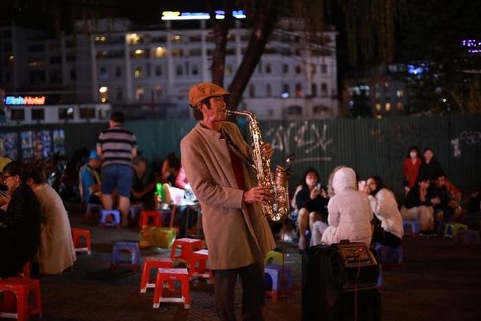 Một nghệ sĩ saxophone ngẫu hứng chơi nhạc giữa lòng phố đi bộ Đà Lạt