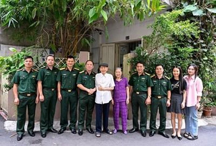 Thiếu tướng Đoàn Xuân Bộ cùng đoàn cán bộ Báo Quân đội nhân dân tặng hoa Đại tá, nhà báo Phạm Phú Bằng (tháng 6-2023). Ảnh: VIỆT TRUNG 