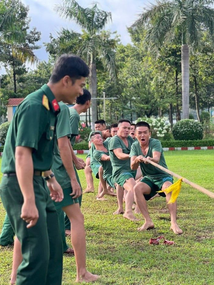 Bộ đội tham gia các trò chơi dân gian trong ngày Tết. (Ảnh: PV)