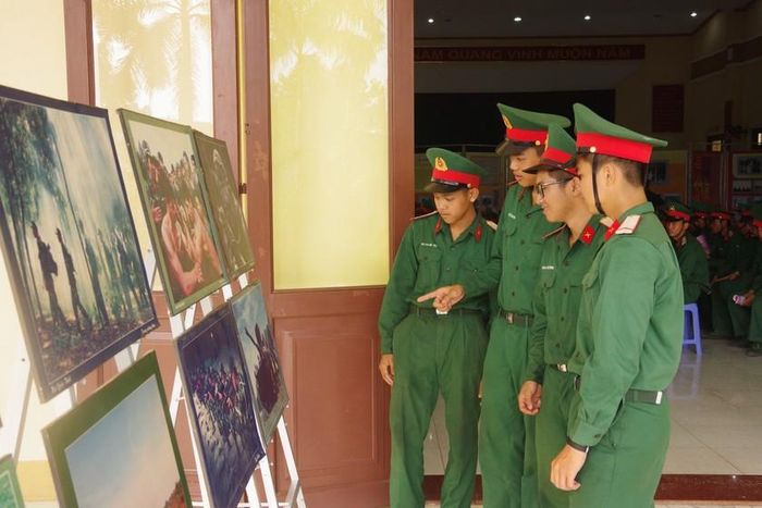 Bộ đội tham quan triển lãm chuyên đề “Quả đấm thép miền Đông” do Bảo tàng Quân đoàn 4 tổ chức. (Ảnh: PV)