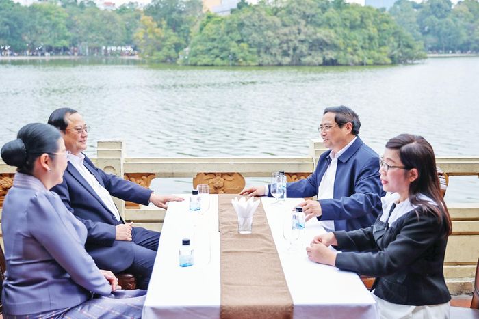 Thủ tướng Phạm Minh Chính và Phu nhân cùng Thủ tướng CHDCND Lào Sonexay Siphandone và Phu nhân uống cafe bên hồ Hoàn Kiếm ngày 7/1/2024 (Ảnh: Đoàn Bắc)