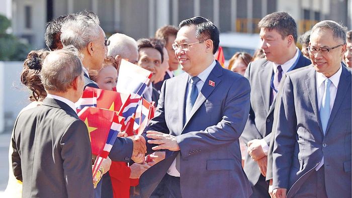 Kiều bào Việt Nam đón Chủ tịch Quốc hội Vương Đình Huệ thăm Thái Lan ngày 7/12/2023. (Ảnh: Đại biểu nhân dân)