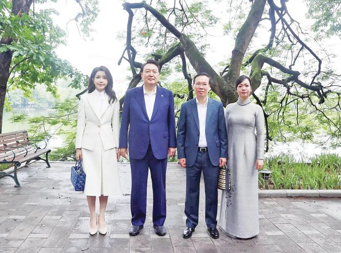Chủ tịch nước Võ Văn Thưởng và Phu nhân cùng Tổng thống Hàn Quốc Yoon Suk Yeol và Phu nhân tham quan hồ Hoàn Kiếm (Ảnh: TTXVN)