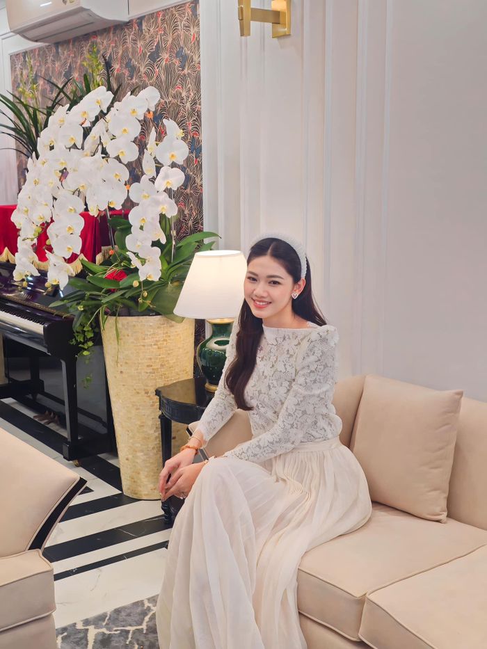 Á hậu Thanh Tú và chị gái Trà My cùng mặc áo dài trắng nền nã khi đi chúc Tết.