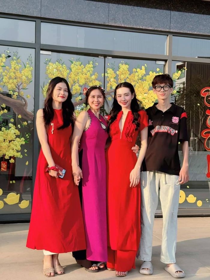 Hoa hậu Thùy Tiên mặc áo dài kiểu cổ xẻ hiện đại khi đi chơi cùng gia đình trong ngày Mùng 2 Tết.