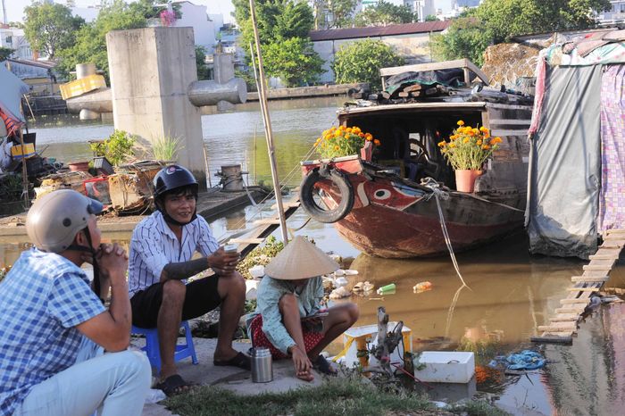 Câu chuyện rôm rả chiều Mùng 3 Tết. Người dân vạn đò cho biết: "Từ sau đại dịch COVID-19 đến nay, cuộc sống chúng tôi vẫn còn nhiều khó khăn. Khách đến mua bán ở xóm ghe thưa thớt hẳn đi". 
