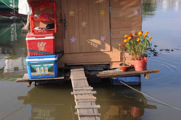 Cuộc sống còn nhiều khó khăn nhưng những chiếc ghe vẫn được trang hoàng đẹp để ăn Tết.