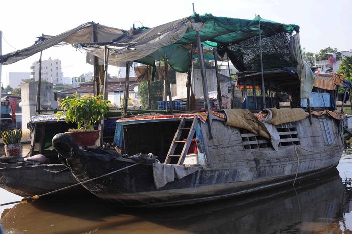 Những chiếc ghe chở dừa, chở chuối được nghỉ ngơi vài bữa nằm phơi mình trong nắng xuân