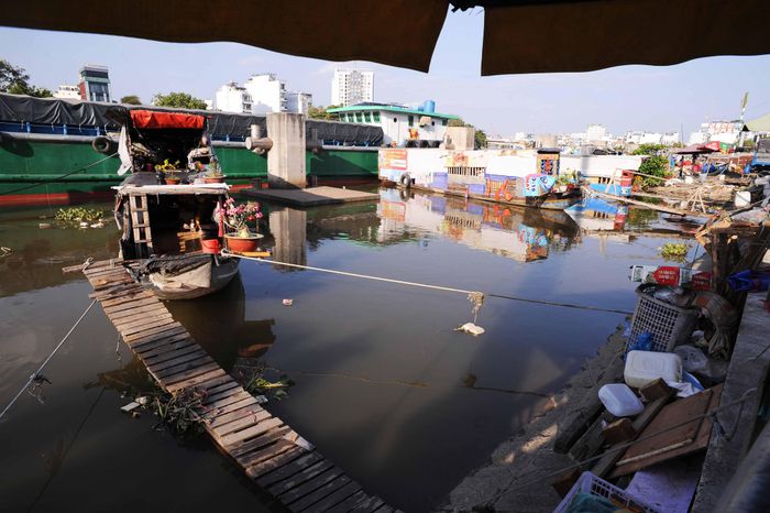 Xóm ghe vắng lặng trong một không khí khác với ngày thường.