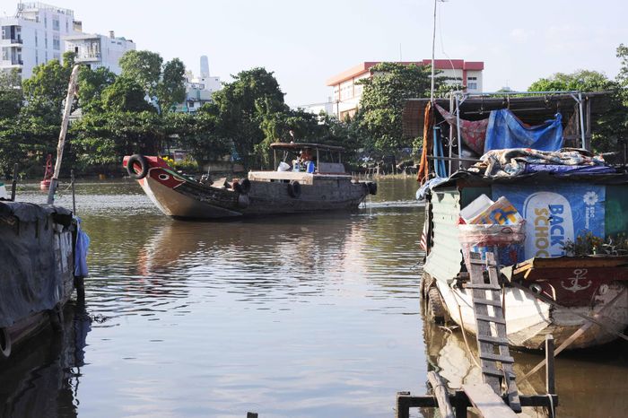 Ngày Mùng 3 Tết, vài con thuyền bắt đầu cập bến, chuẩn bị cho một năm mới với nhiều lo toan và hy vọng. 