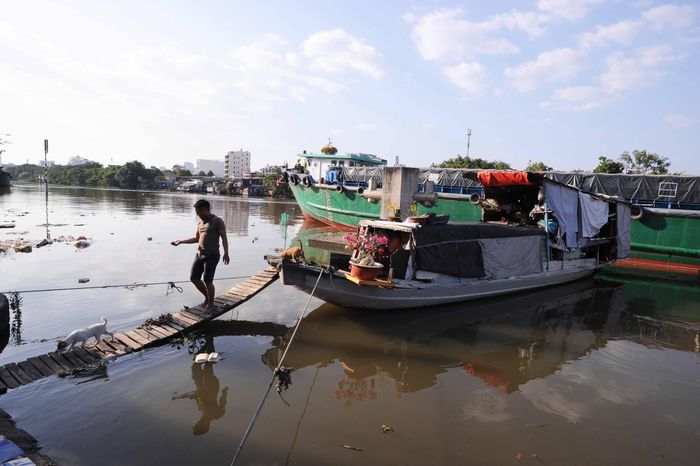 Chiếc thuyền bán hoa quả vẫn chưa nhập hàng mới về nên còn trống trơn.