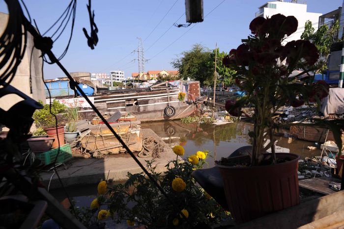 Xóm ghe nghèo không có nước sinh hoạt. Người dân nơi đây mua một can nước 30 lít với giá 2.000 đồng để dùng sinh hoạt trong những ngày Tết. 