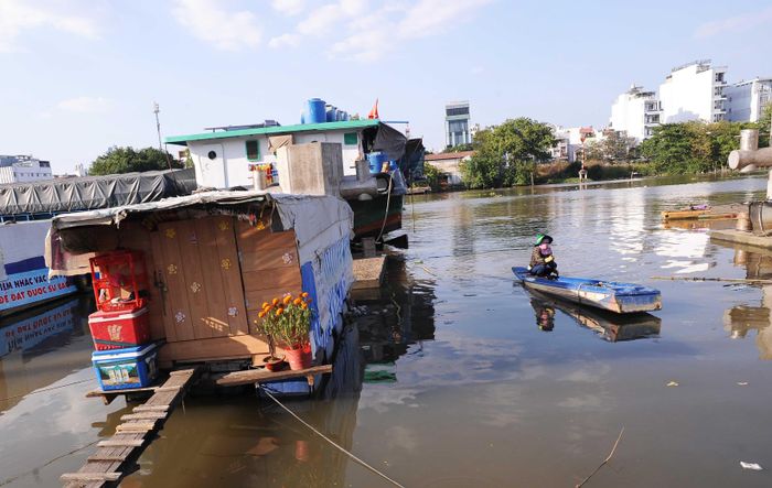 Chuyến đò đón khách đầu năm ra sà lan.