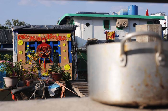 Một góc xóm ghe chào đón năm mới.