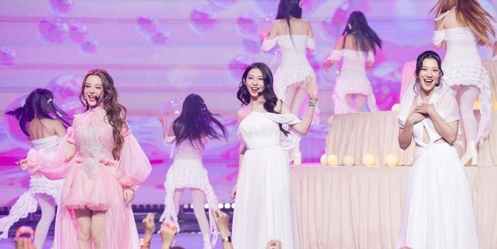 Sân khấu 'Tết đẹp' xuất hiện hoành tráng qua tiết mục 'Bữa tiệc mùa xuân' do Mỹ Linh, Đoan Trang, Khổng Tú Quỳnh, Nguyên Hà, Hoàng Oanh và Huyền Baby thể hiện. Những ca khúc quen thuộc đã đưa khán giả hòa vào không gian tràn ngập sắc xuân.