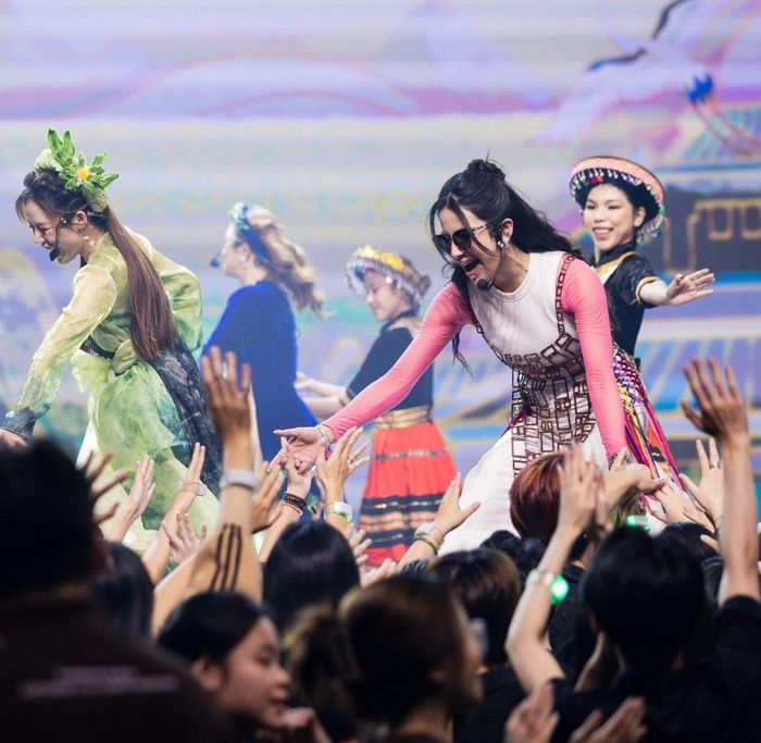 Các “chị đẹp” Thanh Ngọc, Hương Ly, Hà Kino, Tú Vi, Thu Phương, Diệp Lâm Anh cùng cất lên những khúc hát rộn rã qua tiết mục 'Xuân quê hương'. Hương Ly, Thu Phương chơi nhạc cụ, Diệp Lâm Anh nhảy hip hop trên nền nhạc mang âm hưởng truyền thống.