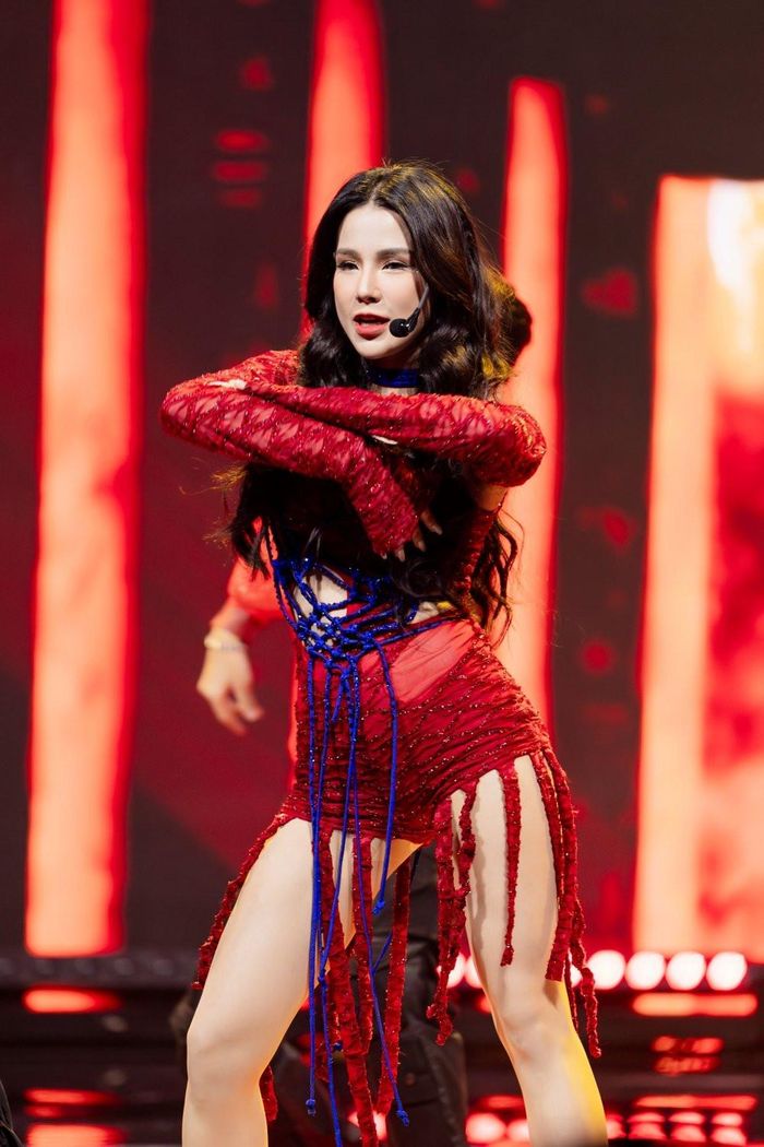 Diệp Lâm Anh chia sẻ: “Nụ cười của em đang rất là chân thật. Phụ nữ luôn được đánh giá là phái yếu và bản thân em cũng không thể tránh được những khoảng thời gian đánh mất đi nghị lực của mình rất nhiều”. Diệp Lâm Anh khẳng định đã được tiếp thêm sức mạnh, nghị lực từ hội chị em nhờ tham gia chương trình 'Chị đẹp đạp gió rẽ sóng 2023'.