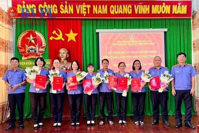  Đồng chí Nguyễn Thành Quát và đồng chí Phạm Trung Thuận - Phó Viện trưởng VKSND tỉnh trao quyết định và tặng hoa cho các đồng chí được điều động, chuyển đổi vị trí công tác.
