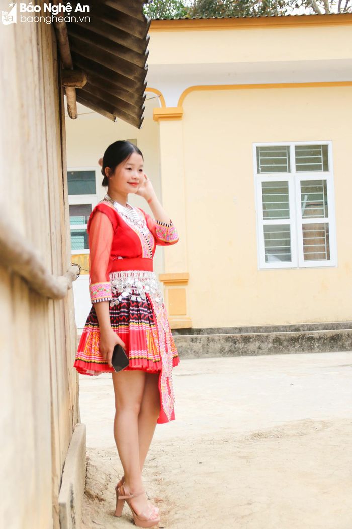  Ngày nay, trang phục phụ nữ Mông đã được cách điệu, chút ít đổi mới, các đường nét trên trang phục ngày càng đa đạng, hiện đại hơn. Tuy nhiên, vẫn giữ được giá trị đặc sắc, không làm mất đi khuôn mẫu trang phục truyền thống của dân tộc. Ảnh: Đình Tuân 