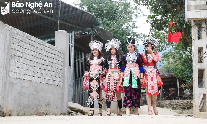  Với gam màu rực rỡ như xanh, đỏ, tím, vàng, những chiếc váy của đồng bào Mông được ví như một tác phẩm nghệ thuật đặc sắc, được phối màu một cách hài hòa, họa tiết phong phú, ấn tượng, sắp xếp một cách khéo léo, tạo sự duyên dáng cho người mặc. Ảnh: Đình Tuân 