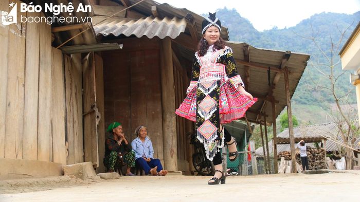  Giữa khung cảnh mùa Xuân, những bộ váy áo ấy lại càng được tôn thêm vẻ đẹp và sự duyên dáng. Ảnh: Đình Tuân 