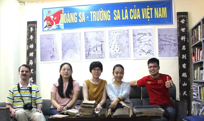 Tác giả (bìa phải) cùng các học giả đến từ Nga, Trung Quốc, Đài Loan xem tư liệu gốc khẳng định chủ quyền của Việt Nam đối với 2 quần đảo Hoàng Sa và Trường Sa tại Hoan Diễn Tàng Thư, đầu tháng 12/2020.