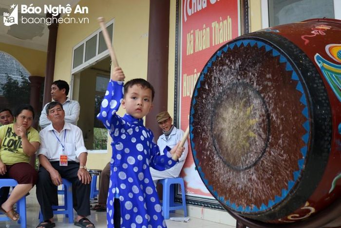  Bé trai 5 tuổi đánh trống tế tại Lễ hội đền - chùa Gám ở xã Xuân Thành, huyện Yên Thành. Ảnh tư liệu: Huy Thư 