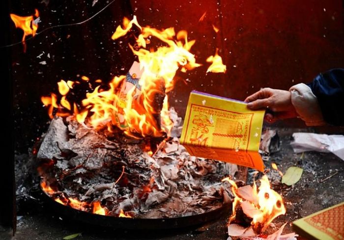 Đẩy mạnh công tác tuyên truyền, để mọi người hiểu rằng, đến với tôn giáo, tín ngưỡng là để tìm sự bình an, hướng thiện chứ không phải cầu xin danh lợi, tiền tài. Ảnh minh họa
