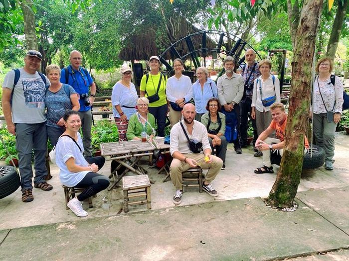 Du khách phương Tây vô cùng hứng thú thưởng thức bánh dân gian miền Tây