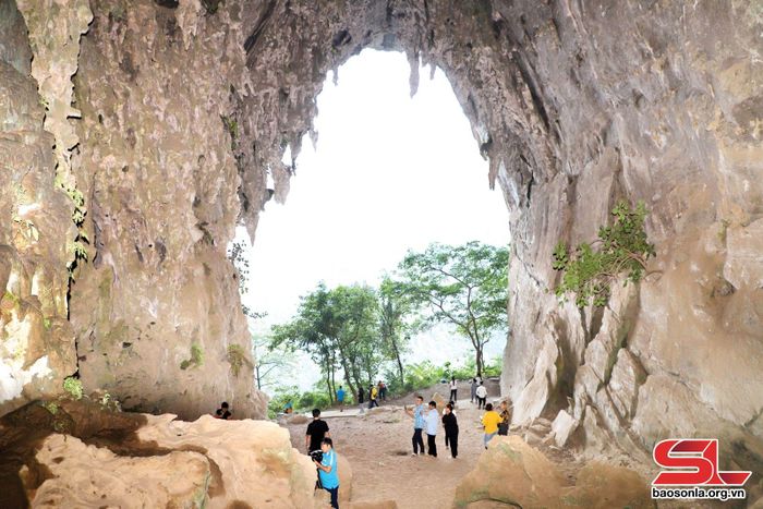 Hang A Phủ, xã Hồng Ngài.