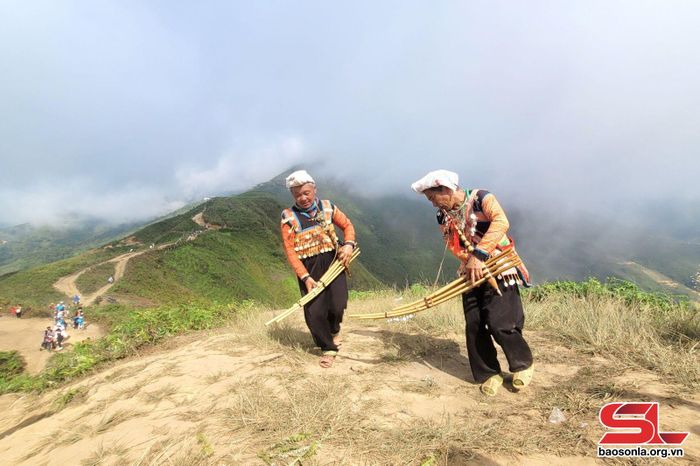 Biểu diễn múa khèn tại Sống lưng khủng long, xã Háng Đồng.