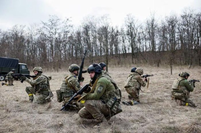 Binh sĩ Ukraine trong quá trình huấn luyện. Ảnh: Reuters
