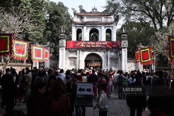 Đông nghịt người dân đến Văn Miếu - Quốc Tử Giám vào ngày mùng 3 Tết.
