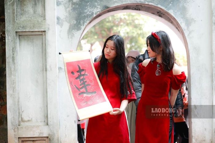 Đến Văn Miếu - Quốc Tử Giám ngày đầu năm, hai chị em Nguyễn Thùy Linh Đan và Nguyễn Thùy Minh An (Hà Nội) xin chữ “Đạt” với mong muốn năm mới sẽ thành công, đỗ đạt trong sự nghiệp. “Hai chị em đã phải xếp hàng 40 phút để xin chữ” - Linh Đan chia sẻ.