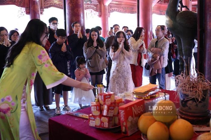 Hàng nghìn người tới Văn Miếu - Quốc Tử Giám để xin chữ, cầu mong một năm mới an khang, thịnh vượng.
