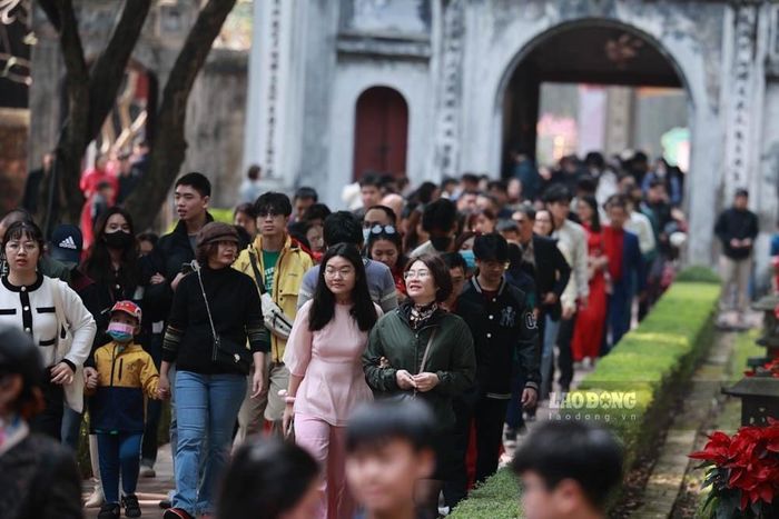 Lối vào Văn Miếu - Quốc Tử Giám luôn ken đặc người.