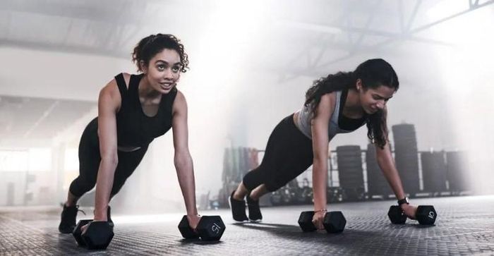 Bài tập Burpee với tạgiúp giảm mỡ thừa toàn thân rất hiệu quả.