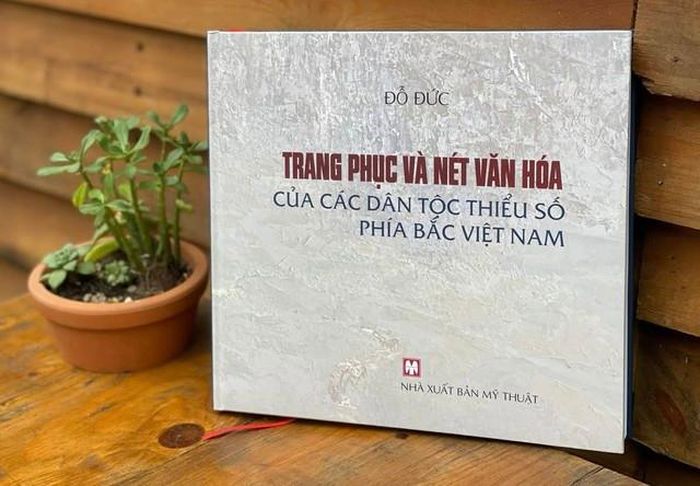 Cuốn “Trang phục và nét văn hóa của các dân tộc thiểu số phía Bắc Việt Nam” (NXB Mỹ thuật 2021) của họa sĩ Đỗ Đức đoạt giải Khuyến khích Giải Sách quốc gia 2023