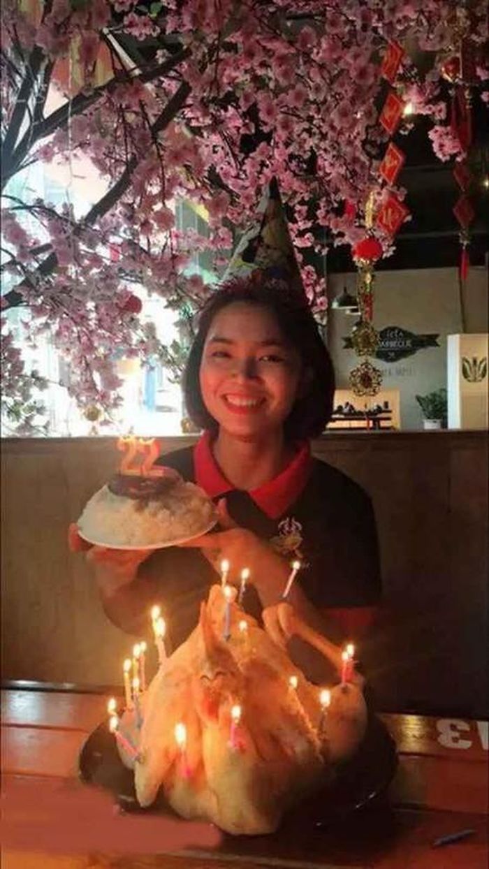 Người phụ nữ này còn chơi lớn cắm nến lên gà ăn sinh nhật.