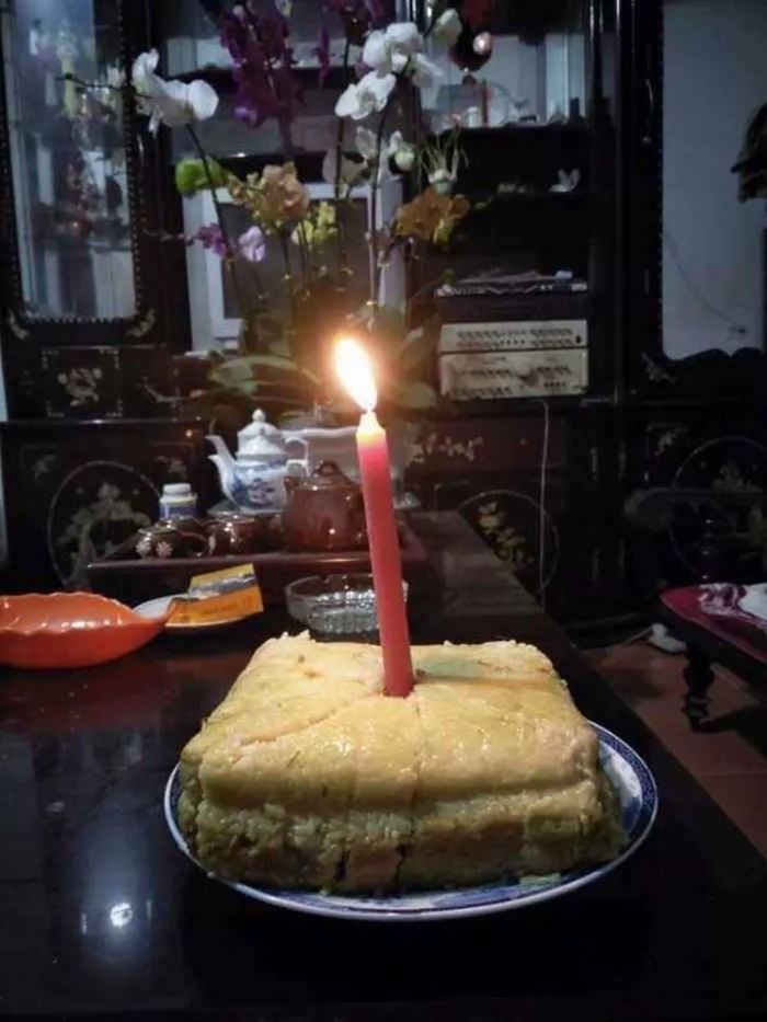 Đến nến sinh nhật cũng không có luôn phải dùng nến thắp hương để mừng sinh nhật.