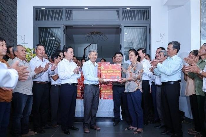 Thủ tướng tặng quà người dân nhường mặt bằng dự án